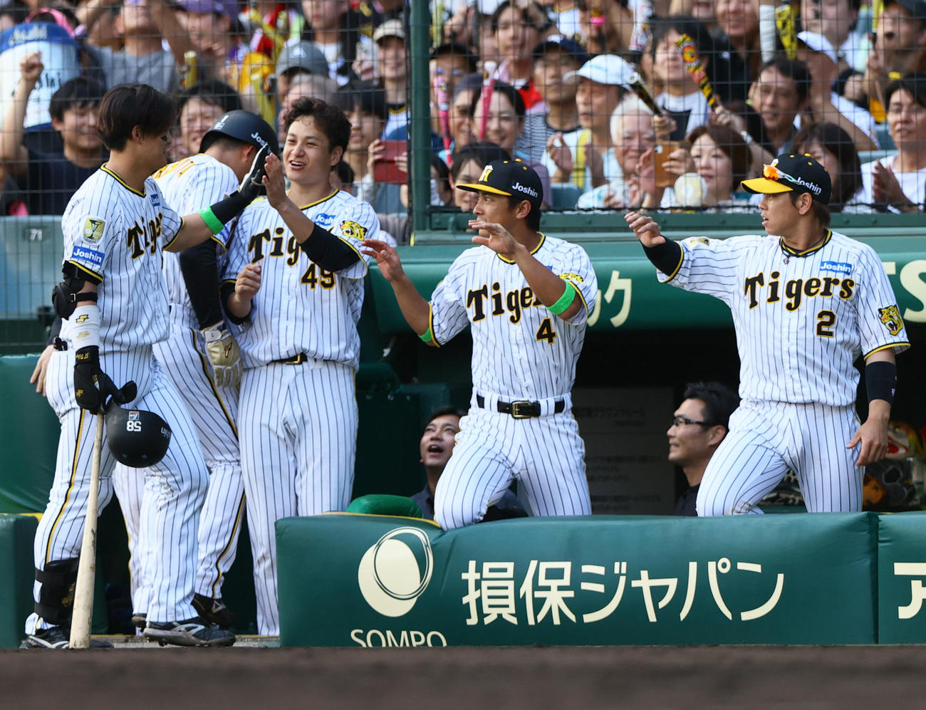 阪神対ヤクルト　6回裏阪神無死満塁、前川（左）は中犠飛を放ち大竹とハイタッチする（撮影・上山淳一）