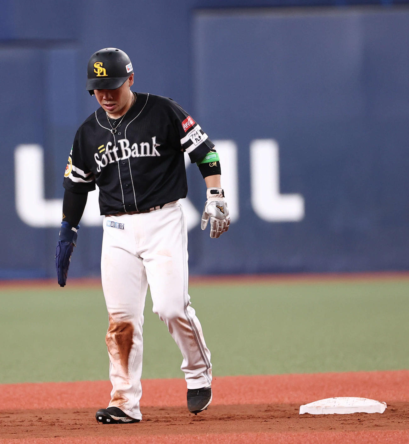 オリックス対ソフトバンク　4回表ソフトバンク2死一塁、近藤は打者正木の時、二盗に成功するものの右足を痛め一時ベンチに戻るもプレーに復帰（撮影・西尾就之）