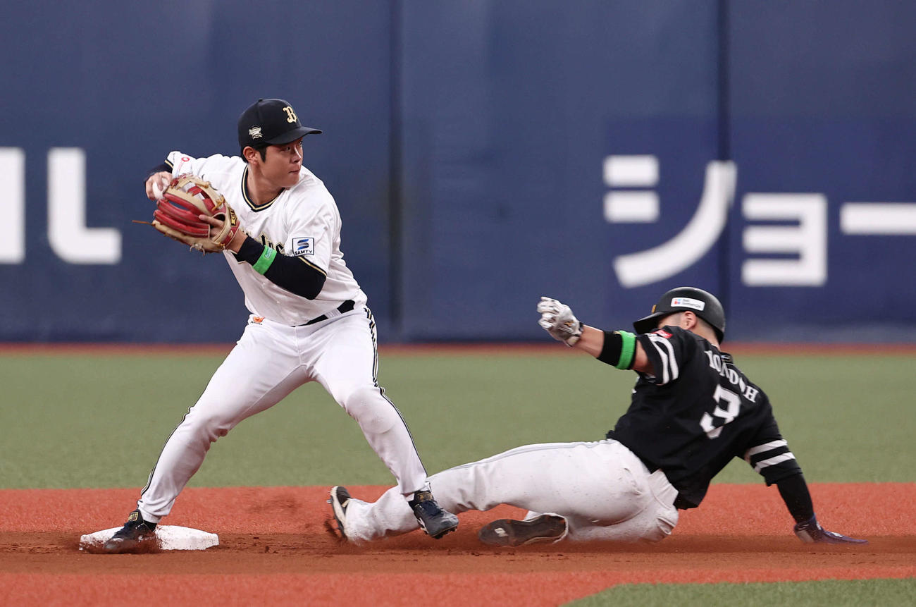 オリックス対ソフトバンク　2回表ソフトバンク1死一塁、甲斐の三ゴロで走者近藤が二塁封殺、一塁もアウトで併殺となる。野手太田（撮影・西尾就之）