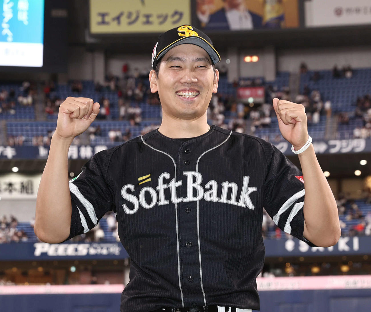 オリックス対ソフトバンク　勝利投手のソフトバンク石川は笑顔でガッツポーズ（撮影・西尾就之）