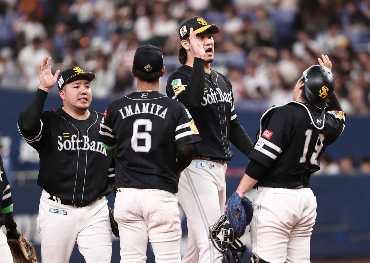 オリックス対ソフトバンク　最後を締めたソフトバンク杉山（右から2人目）はプロ初セーブとなった。右は甲斐、左は山川（撮影・西尾就之）