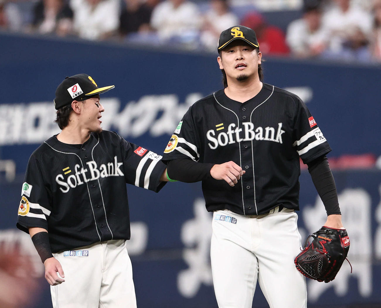 オリックス対ソフトバンク　最後を締めたソフトバンク杉山（右）はプロ初セーブとなった。左は牧原（撮影・西尾就之）