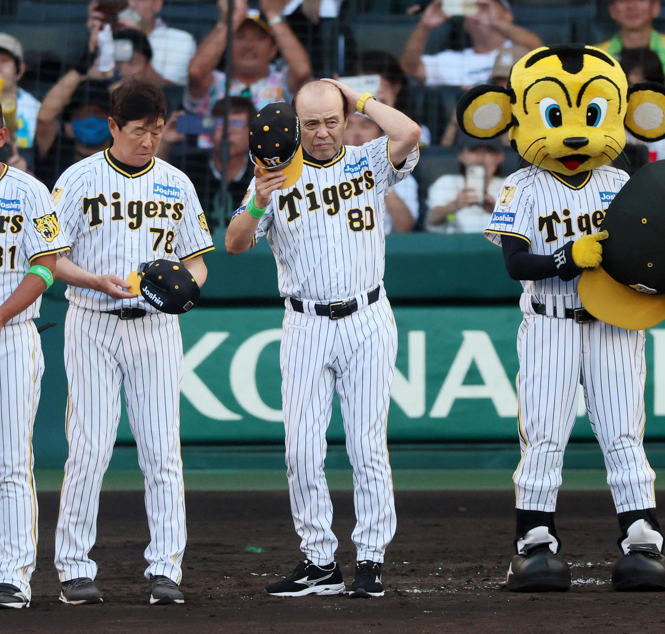 阪神対ヤクルト　ヤクルトに勝利しスタンドへあいさつする岡田監督。左は平田ヘッドコーチ（撮影・加藤哉）