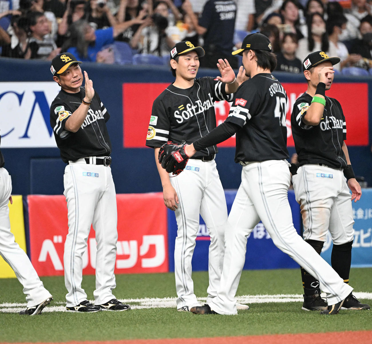 オリックス対ソフトバンク　オリックスとの4連戦を全勝し、杉山らとタッチする左からソフトバンク小久保監督と石川（撮影・和賀正仁）