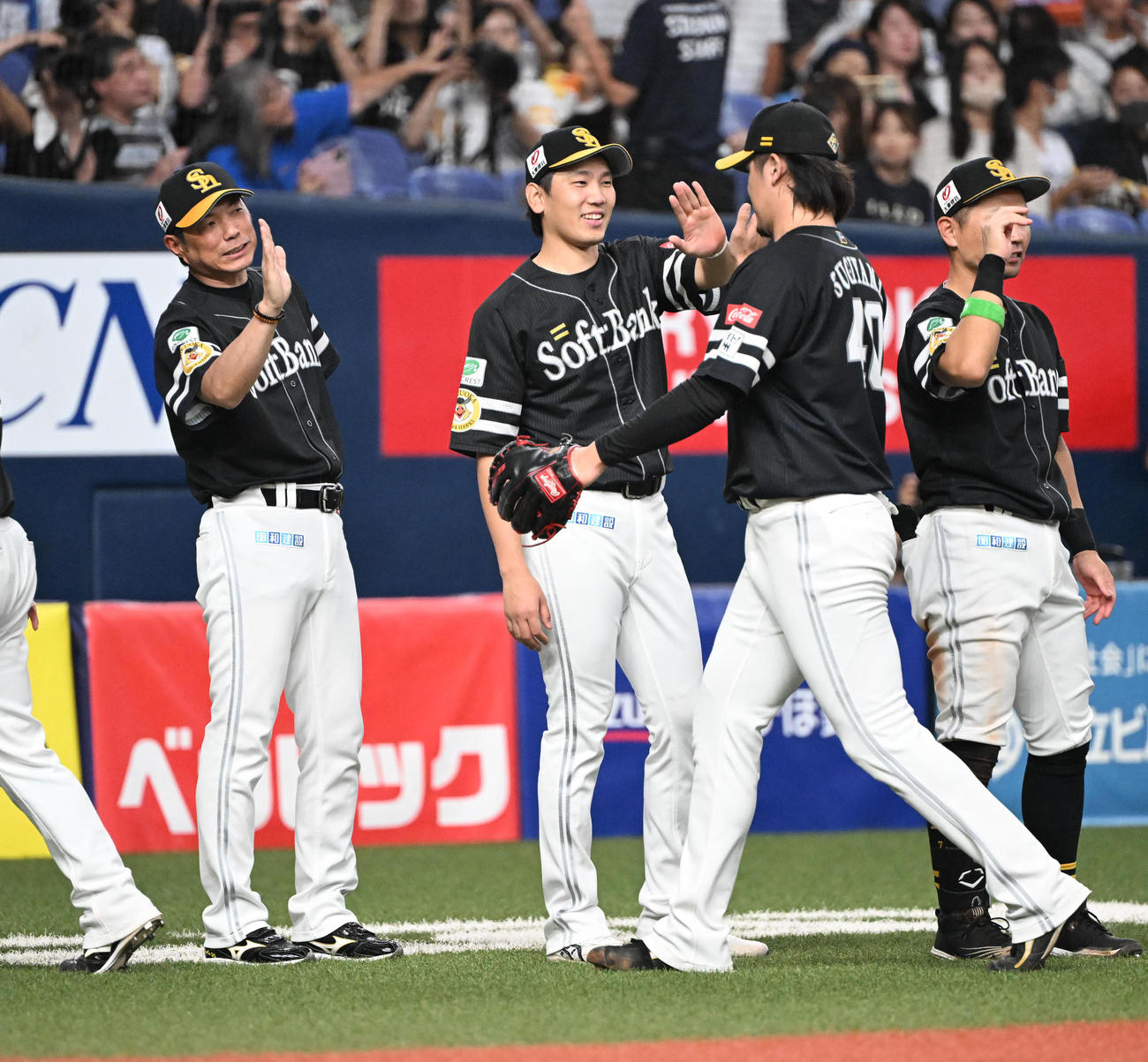 オリックス対ソフトバンク　オリックスとの4連戦を全勝し、杉山らとタッチする左からソフトバンク小久保監督と石川（撮影・和賀正仁）
