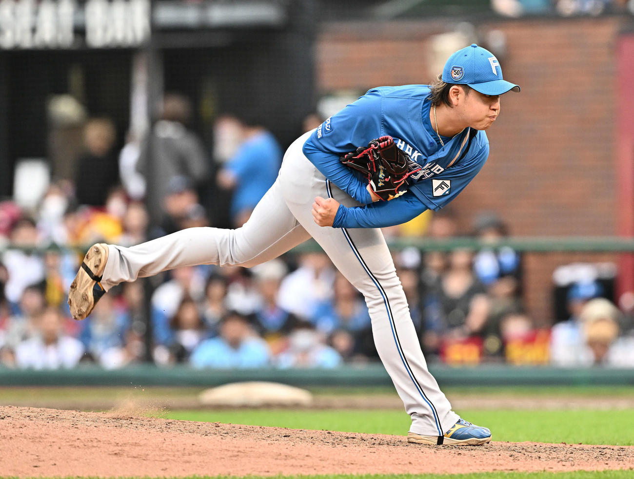楽天対日本ハム　7回裏途中から日本ハム5番手で登板する堀（撮影・滝沢徹郎）