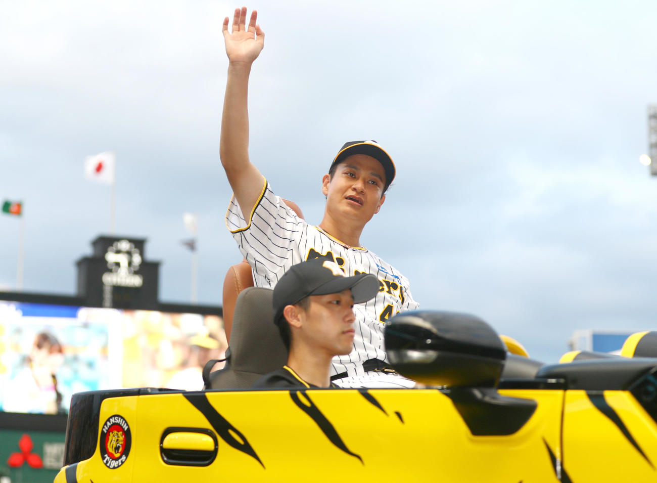 阪神対ヤクルト　ヤクルトに勝利し10勝目を挙げた阪神大竹はファンの歓声に手を振って応える（撮影・上山淳一）