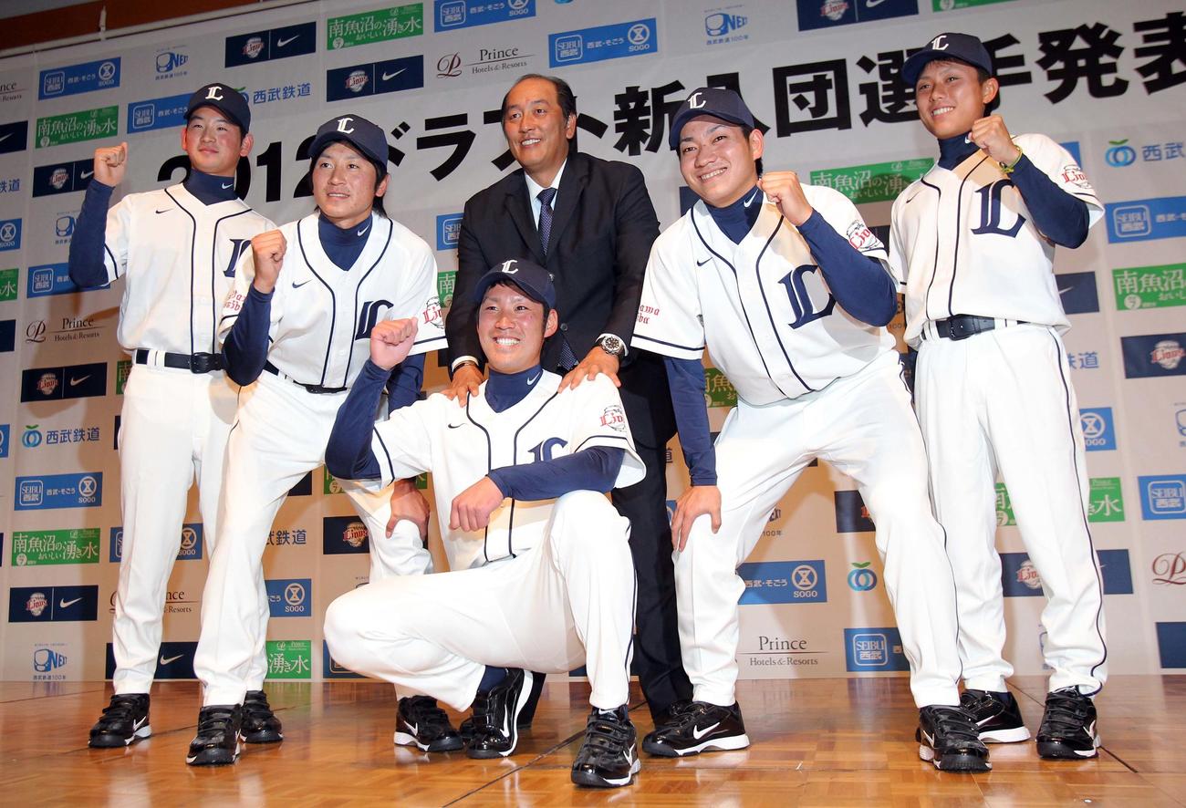 12年、西武入団会見で記念撮影する、左から佐藤、金子、増田、渡辺監督、高橋朋、水口