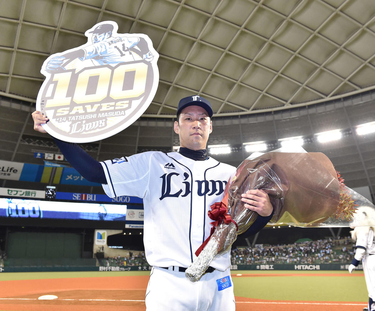 西武対ソフトバンク　通算100セーブの西武増田はボードを掲げる（2019年9月11日撮影）