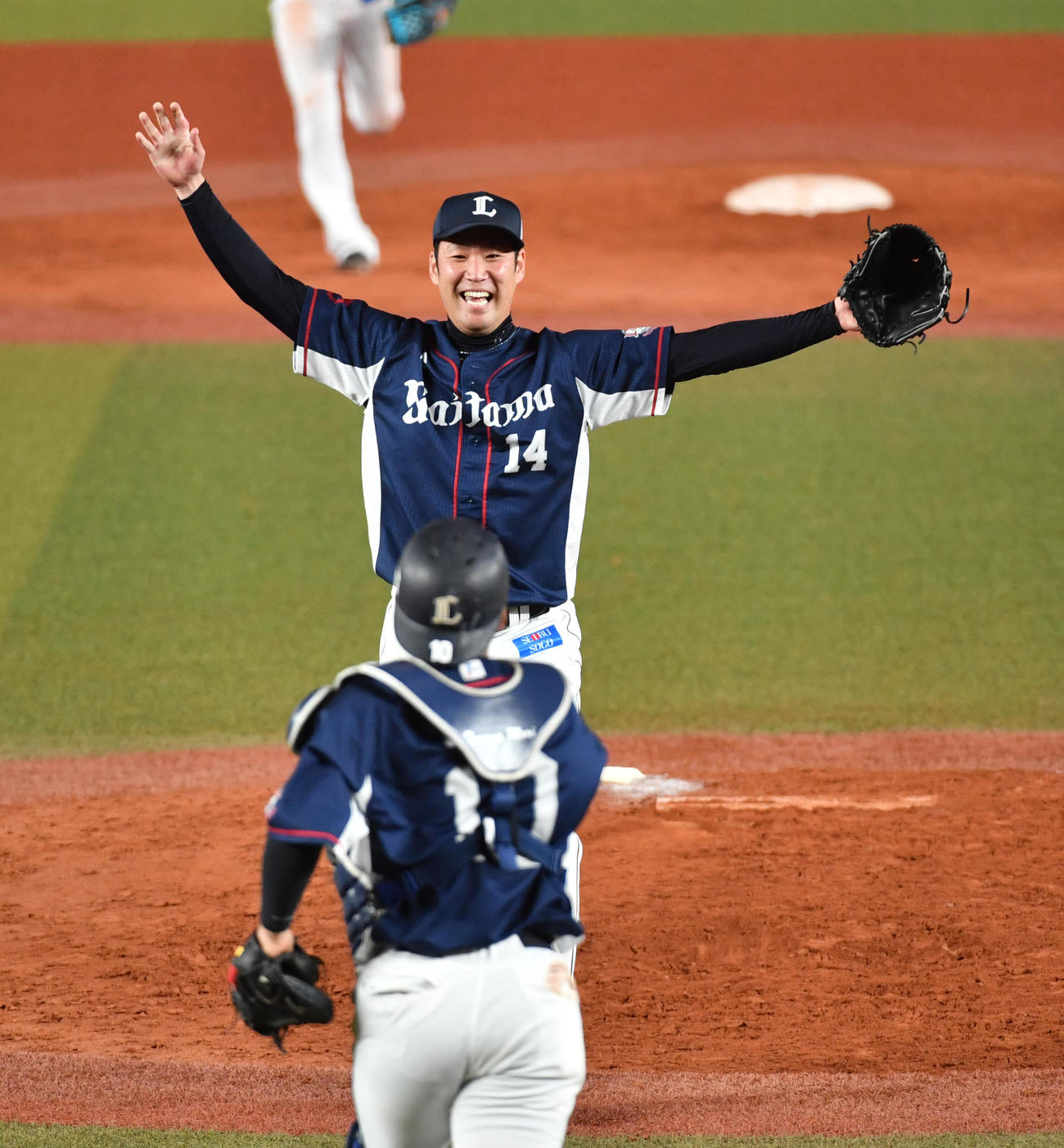 ロッテ対西武　優勝しバンザイする増田（2019年9月24日撮影）