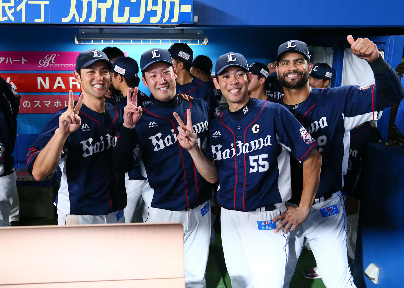 ロッテ対西武　リーグ優勝に笑顔を見せる西武の、左から木村、増田、秋山、メヒア（2019年9月24日撮影）