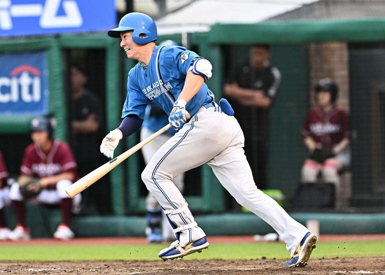 楽天対日本ハム　9回表日本ハム2死満塁、松本剛は2点適時打を放つ（撮影・滝沢徹郎）