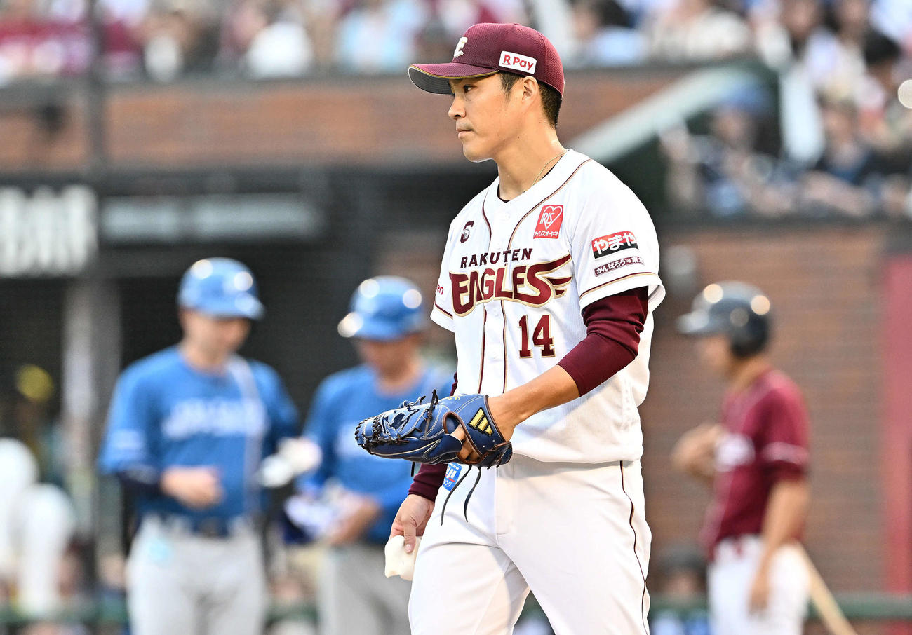 楽天対日本ハム　9回表日本ハム2死満塁、松本剛に2点適時打を許した則本（撮影・滝沢徹郎）