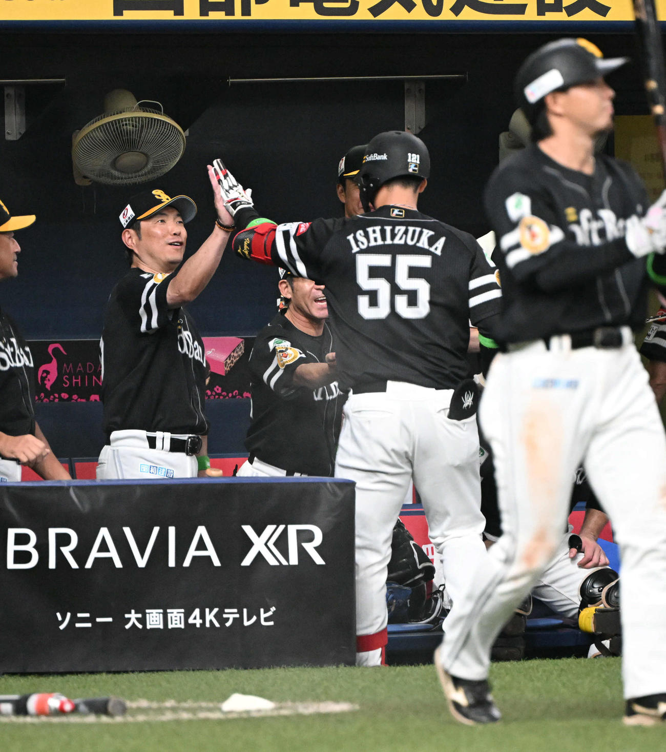 オリックス対ソフトバンク　7回表ソフトバンク1死二、三塁、先制の左犠飛を放った石塚とタッチする小久保監督（撮影・和賀正仁）