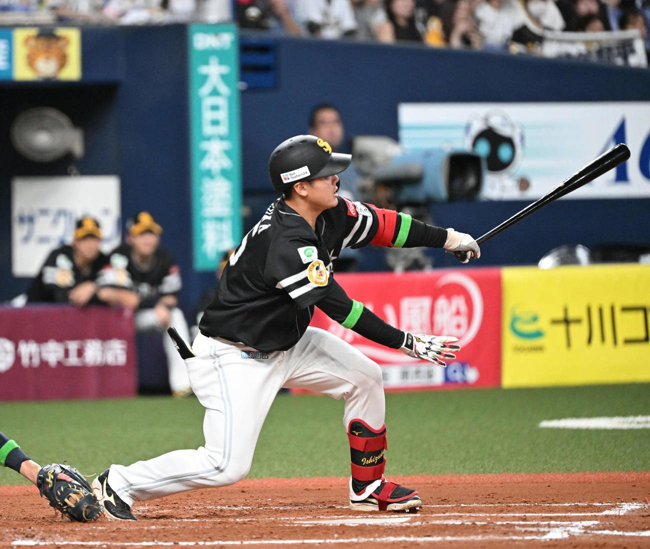 オリックス対ソフトバンク　7回表ソフトバンク1死二、三塁、先制の左犠飛を放つ石塚（撮影・和賀正仁）