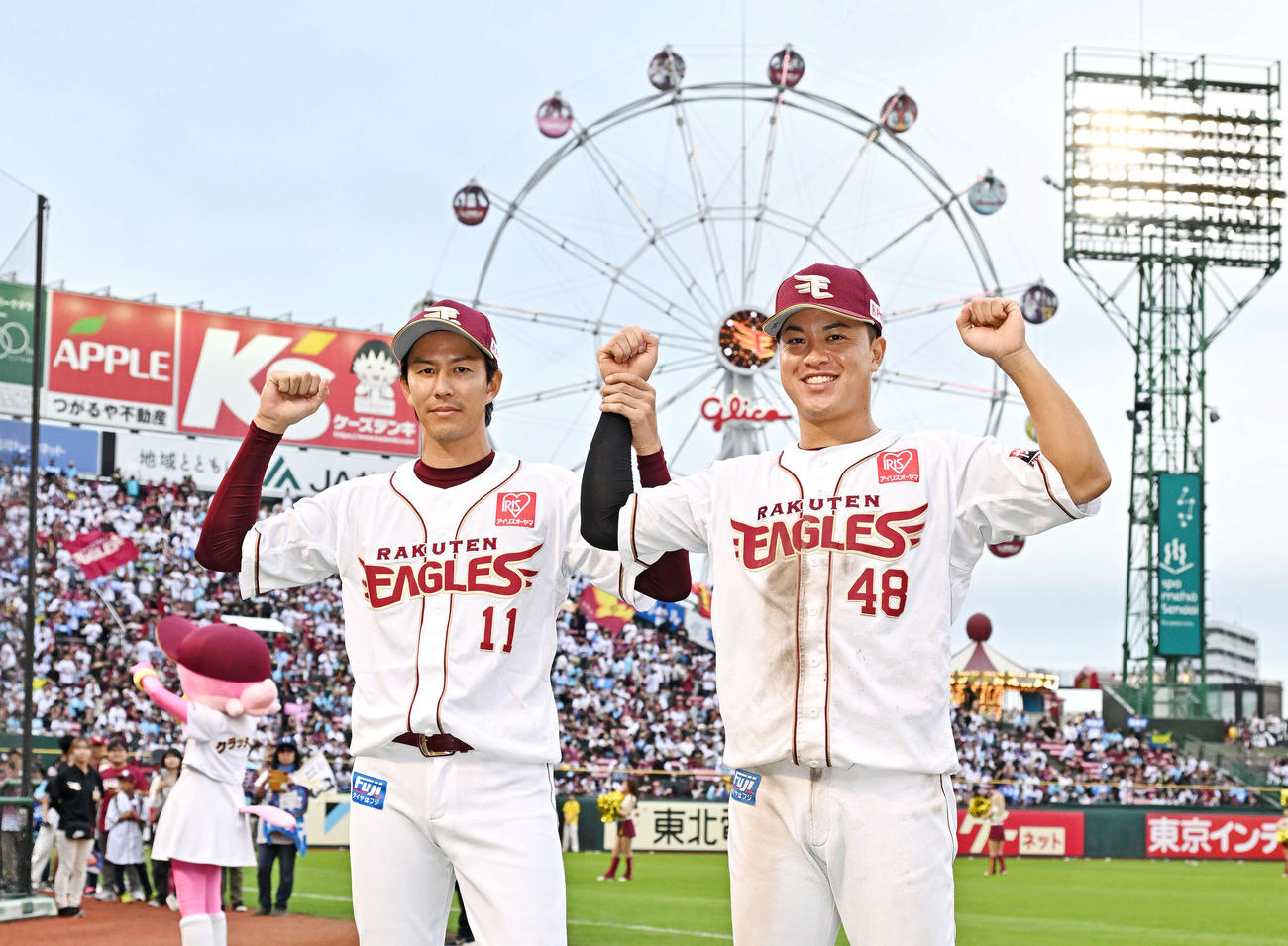 楽天対日本ハム　ヒーローインタビューを終えポーズを決める楽天岸（左）と渡辺佳（撮影・滝沢徹郎）