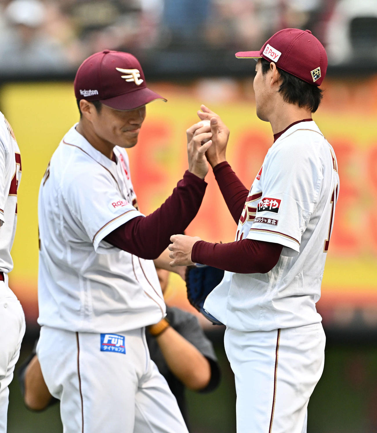 楽天対日本ハム　試合後、勝利投手の楽天岸（右）は試合を締めた則本から記念球を受け取る（撮影・滝沢徹郎）