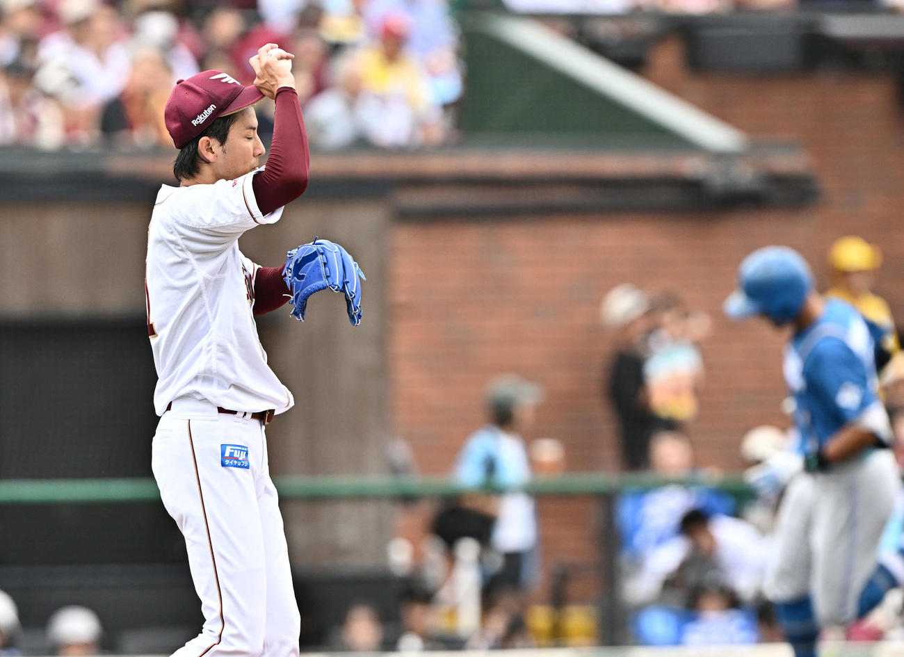 楽天対日本ハム　2回表日本ハム1死、万波（後方）にソロ本塁打を許す岸（撮影・滝沢徹郎）