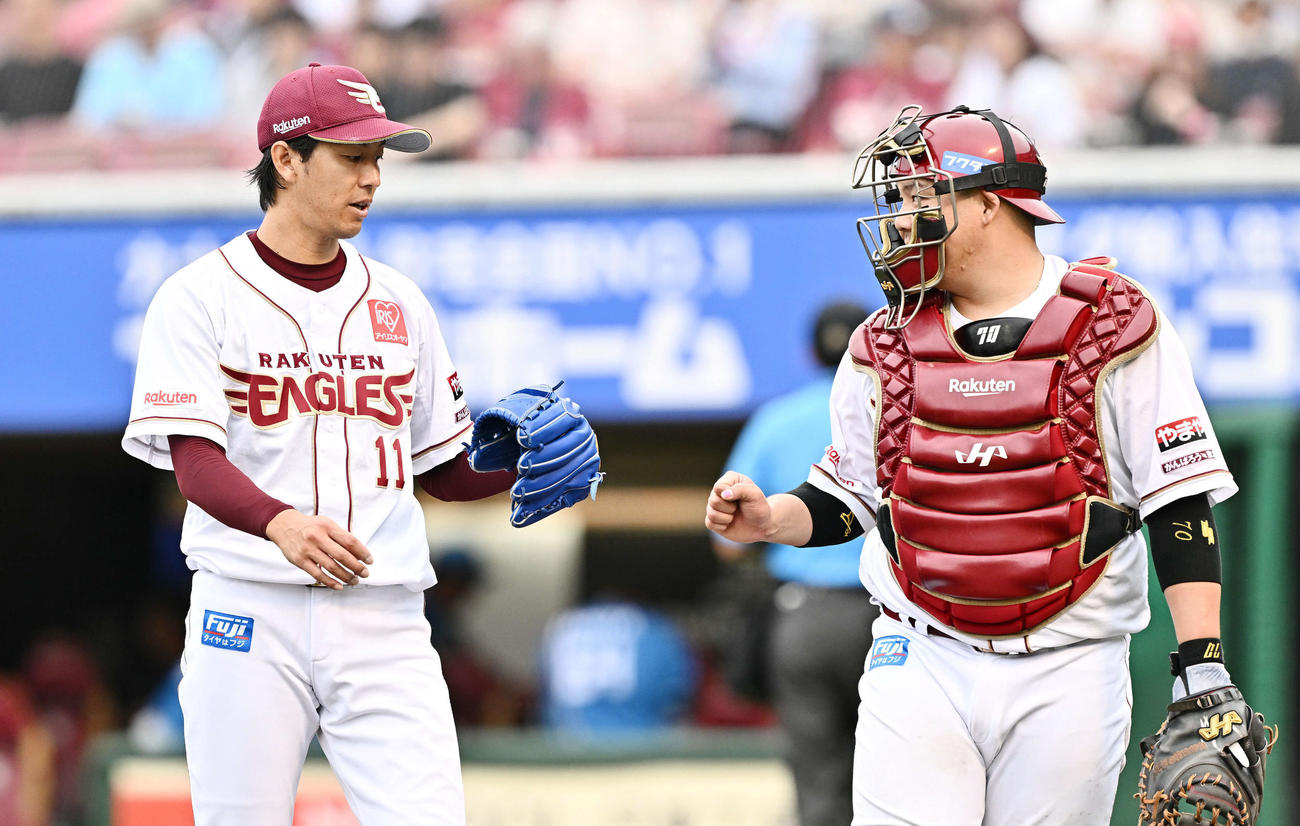 楽天対日本ハム　7回表を投げ終えた楽天先発の岸（左）は石原とタッチをかわす（撮影・滝沢徹郎）