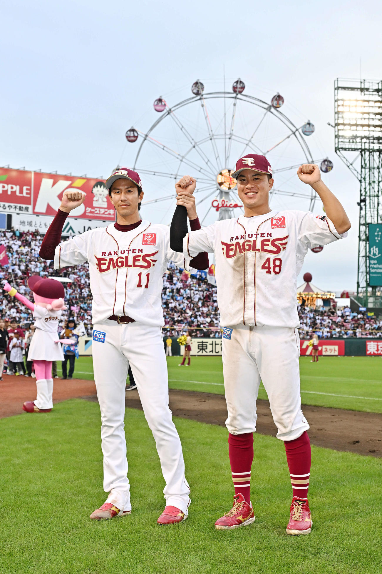 楽天対日本ハム　ヒーローインタビューを終えポーズを決める楽天岸（左）と渡辺佳（撮影・滝沢徹郎）