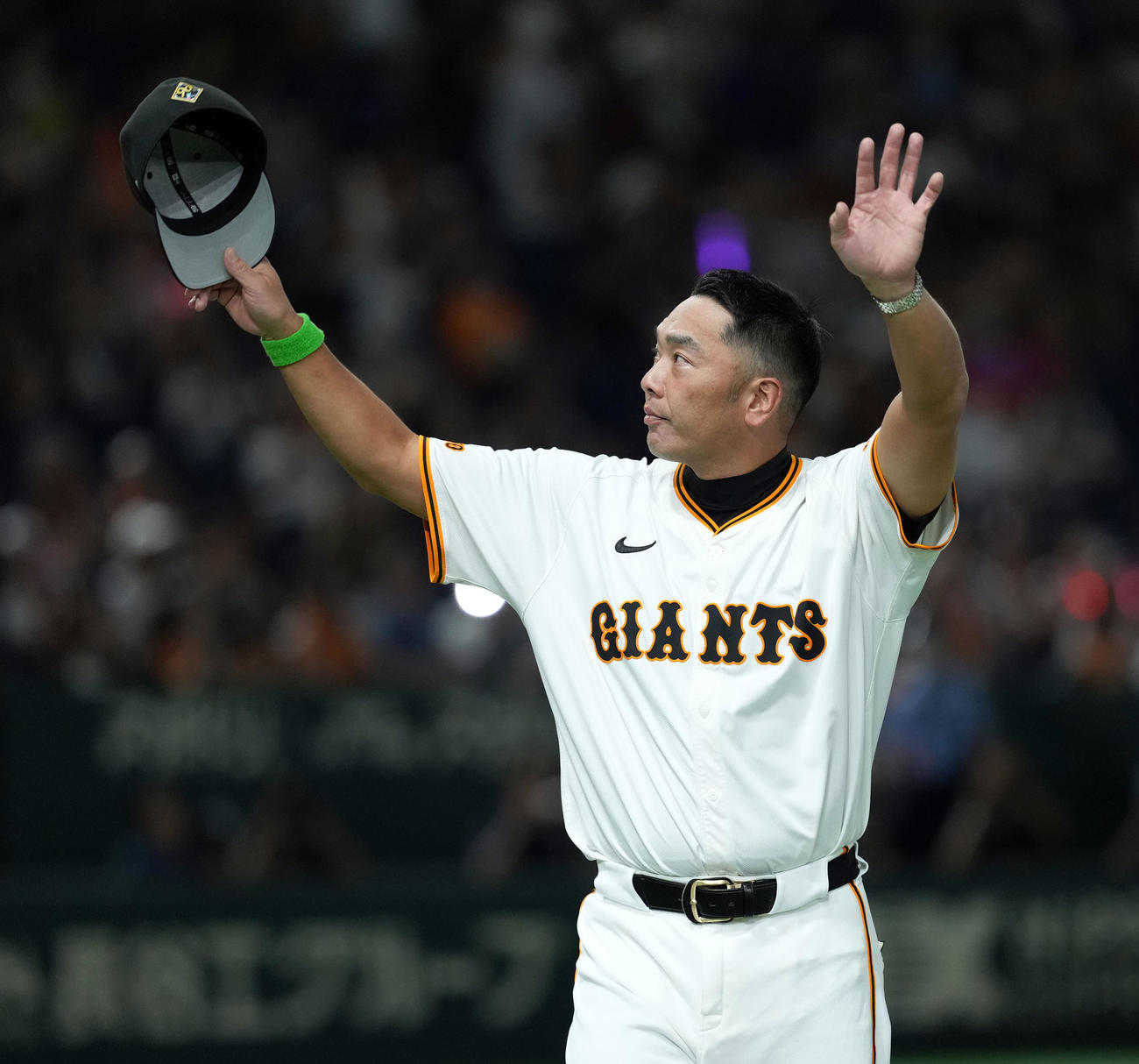 巨人対中日　中日に勝利しファンの声援に応える巨人阿部監督（撮影・たえ見朱実）