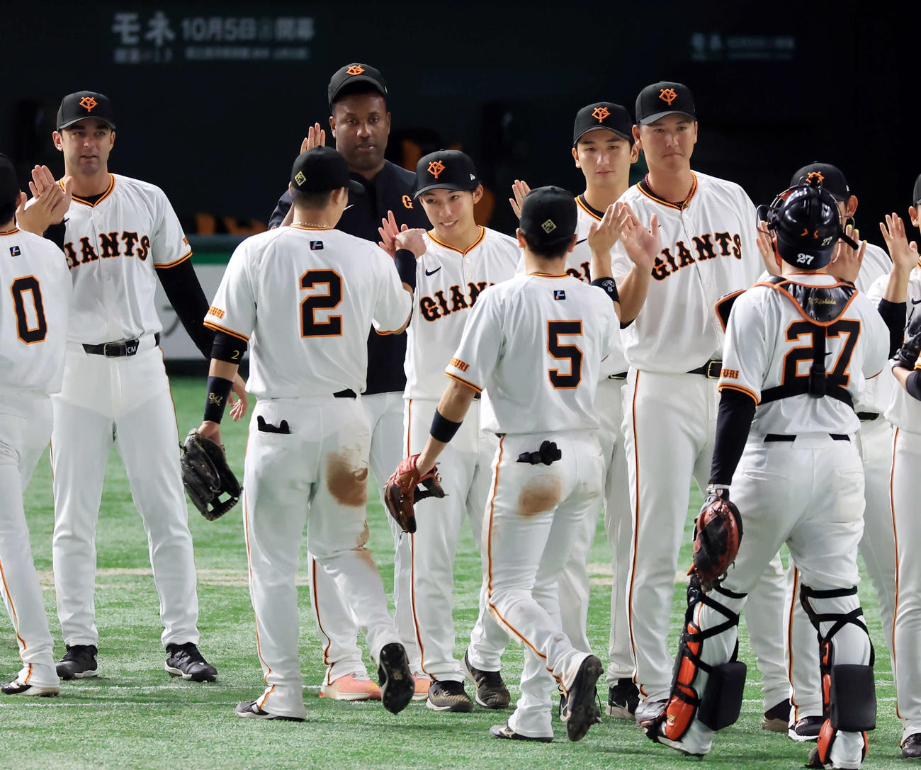 巨人対中日　快勝で連勝し、勝利投手の赤星（中央）はナインと笑顔でハイタッチ（撮影・浅見桂子）