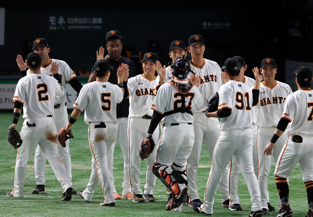 巨人対中日　快勝で連勝し、勝利投手の赤星（中央）はナインと笑顔でハイタッチ（撮影・浅見桂子）