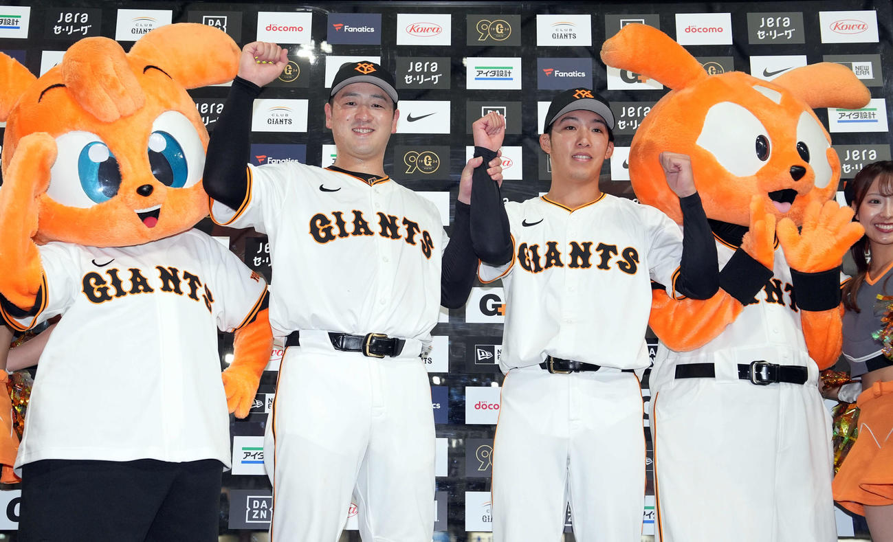 巨人対中日　中日に勝利し笑顔を見せる巨人岸田（左）と赤星のバッテリー（撮影・たえ見朱実）