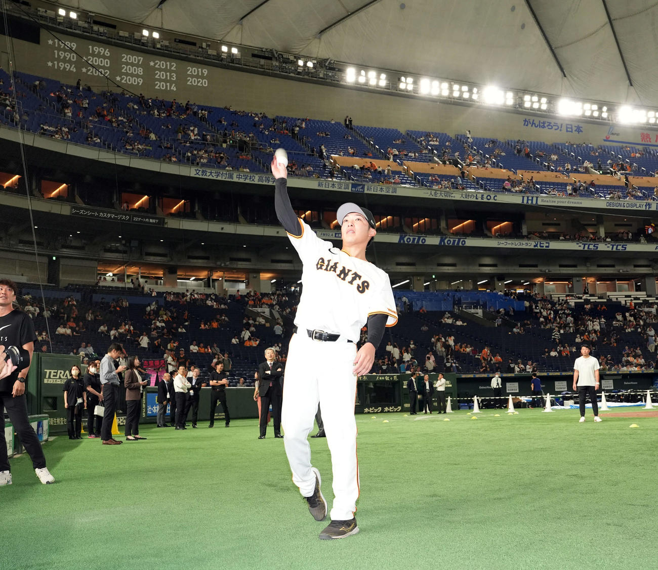 巨人対中日　中日に勝利しサインボールを投げ入れる巨人赤星（撮影・たえ見朱実）