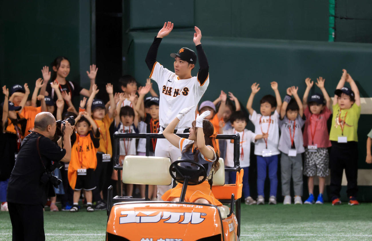 巨人対中日　快勝で連勝し、子どもたちと一緒にバンザイする巨人赤星（撮影・浅見桂子）
