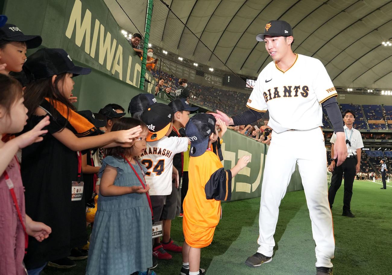 巨人対中日　今季初勝利を飾り笑顔でハイタッチする巨人赤星（撮影・たえ見朱実）