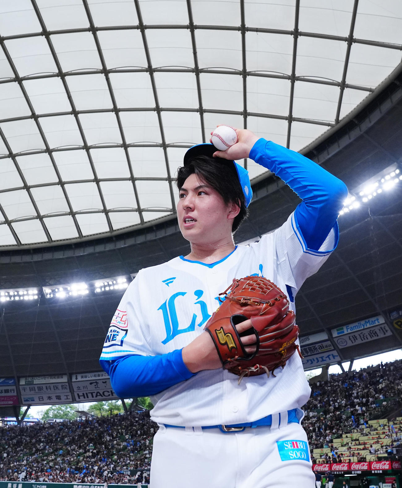 西武対ロッテ　完封勝利を挙げた西武先発の武内は勝利球を手にする（撮影・垰建太）