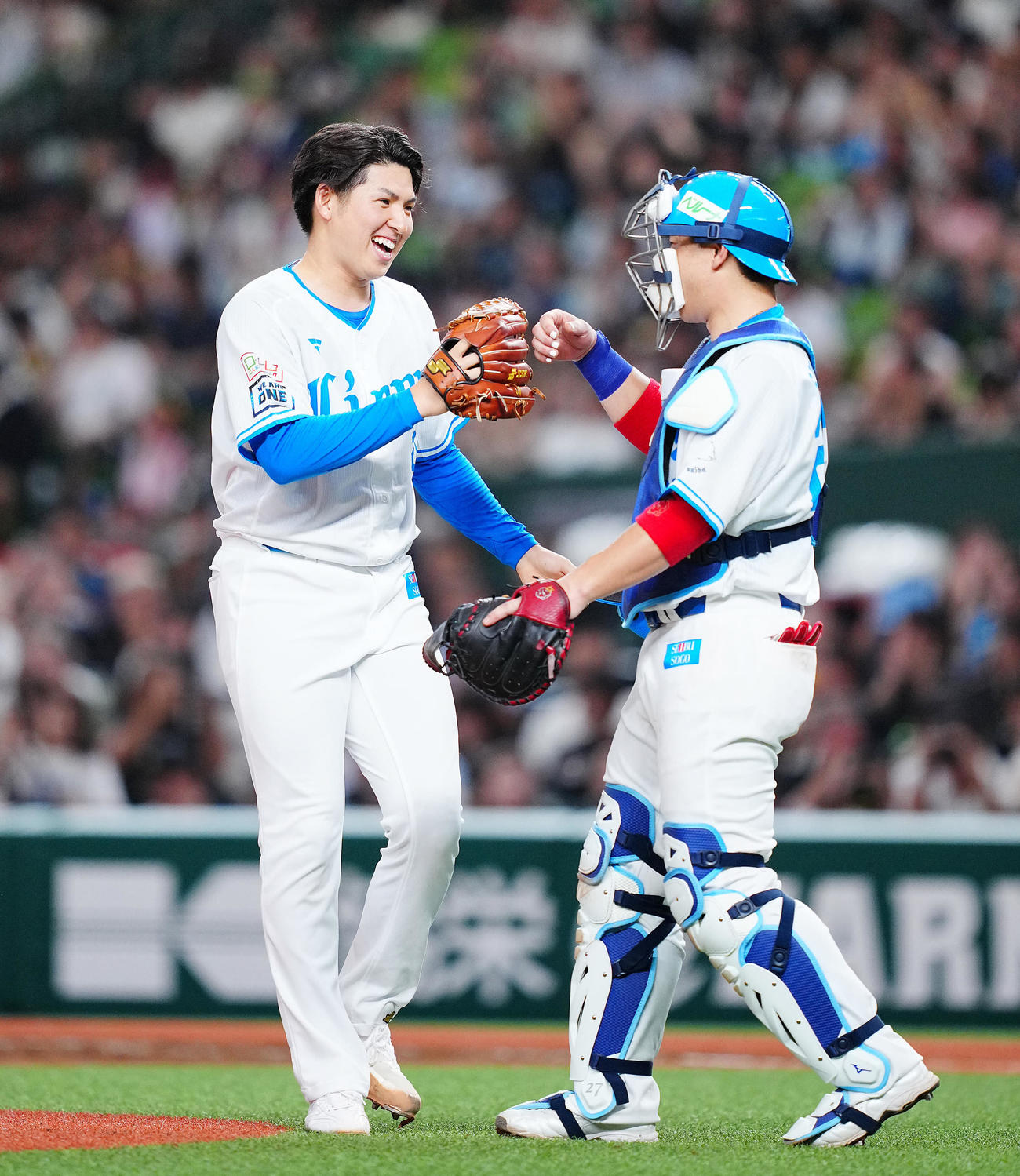 西武対ロッテ　完封勝利を挙げタッチを交わす西武先発の武内（左）と炭谷（撮影・垰建太）