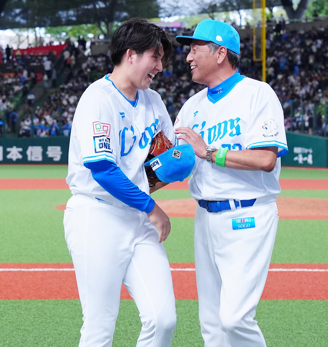 西武対ロッテ　完封勝利を挙げた西武先発の武内（左）は渡辺監督代行からねぎらいを受ける（撮影・垰建太）