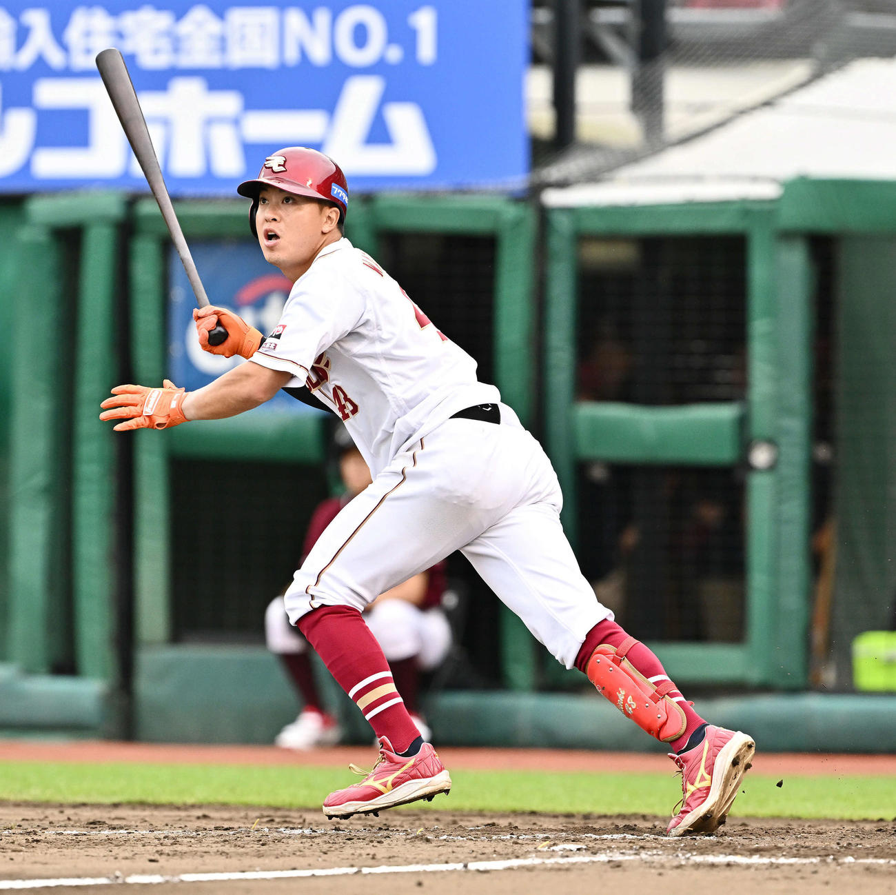 楽天対日本ハム　7回裏楽天無死満塁、渡辺佳は左翼に2点適時二塁打を放つ（撮影・滝沢徹郎）