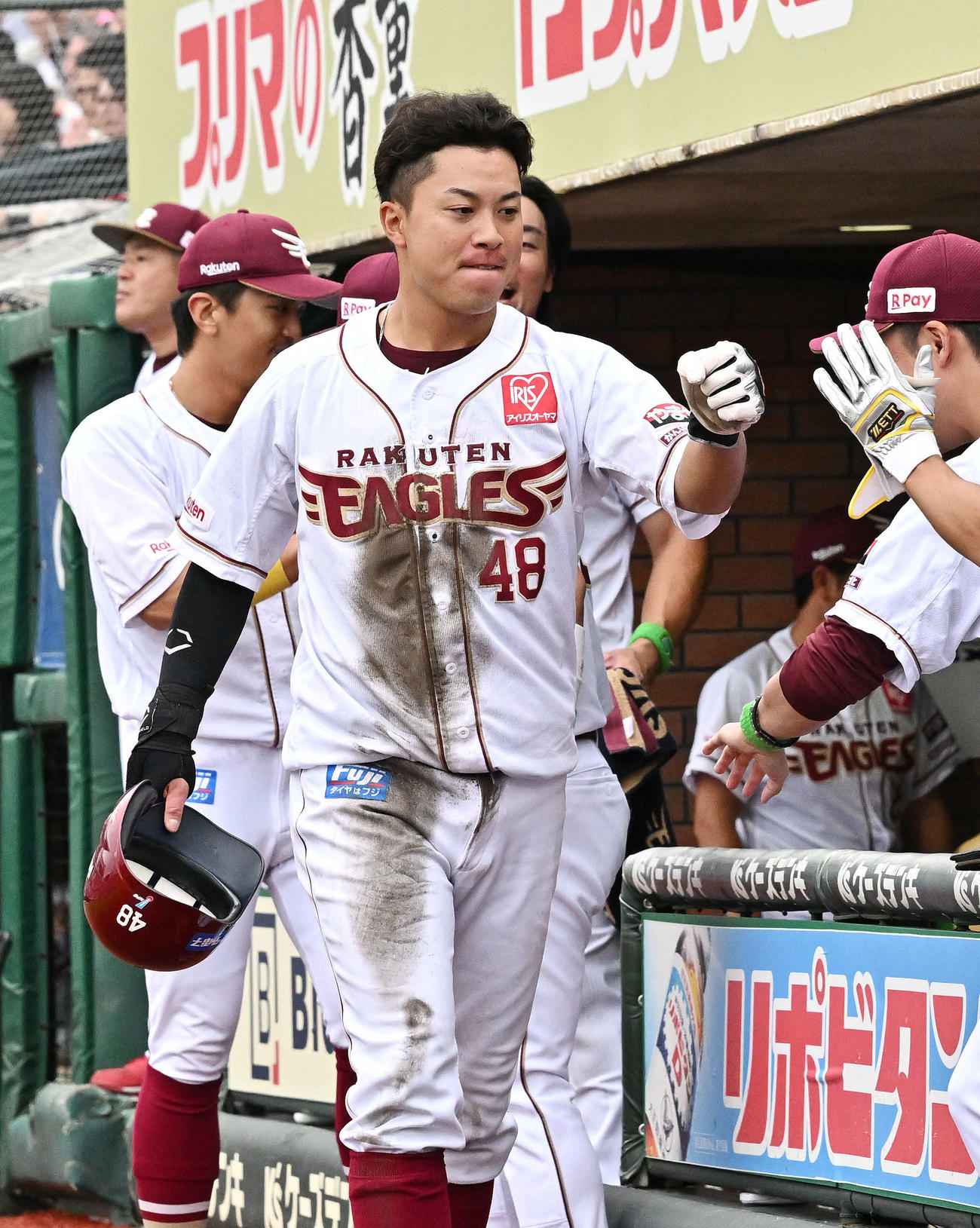 楽天対日本ハム　7回裏楽天無死二、三塁、村林の2点適時二塁打で生還した渡辺佳はチームメートとタッチをかわす（撮影・滝沢徹郎）