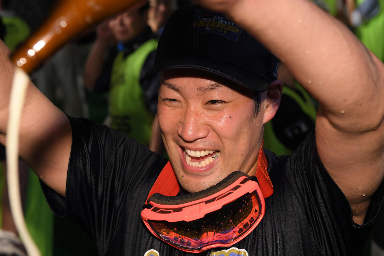 ビールをかける増田（2019年9月24日撮影）