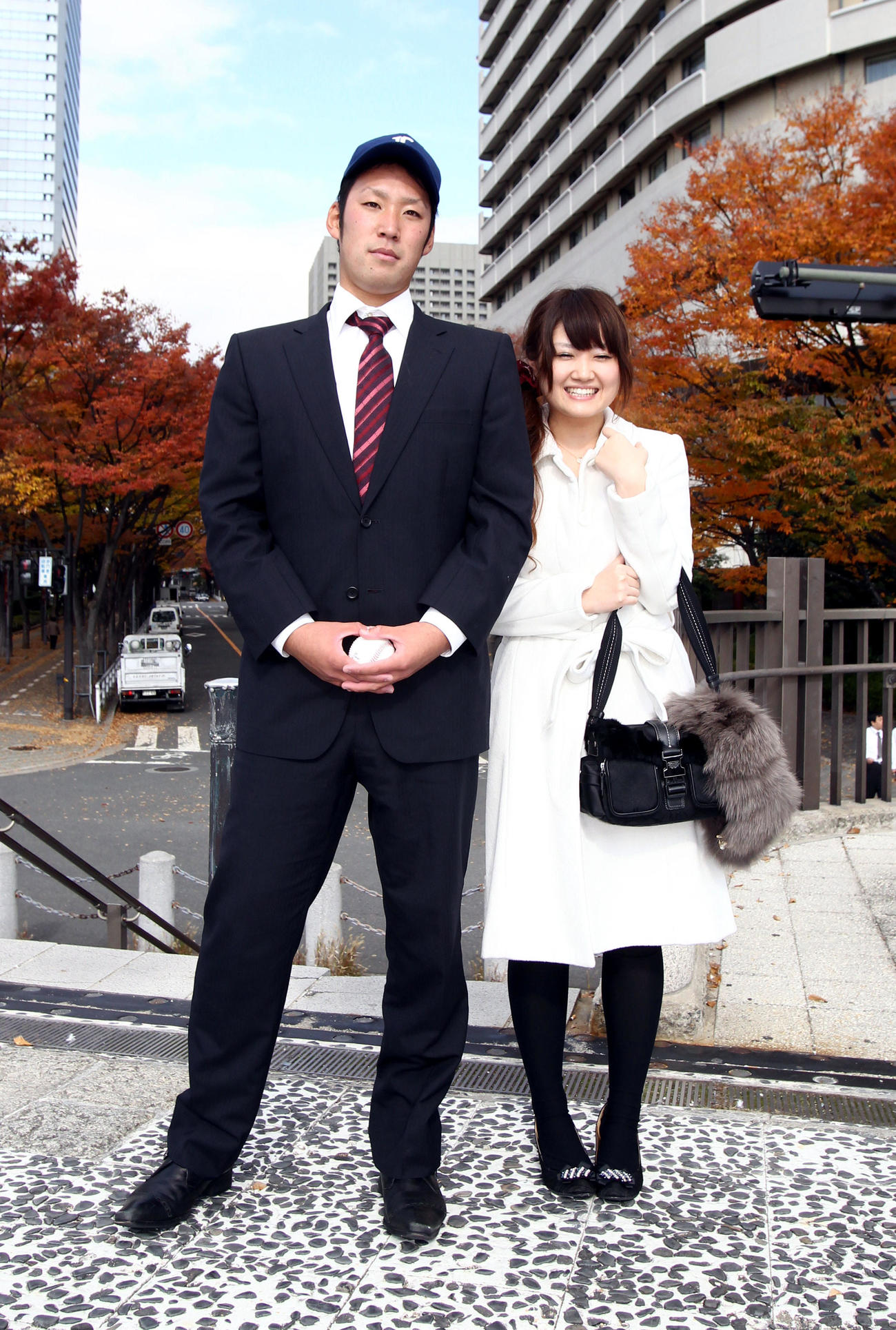 西武と仮契約を終え2ショットで写真に納まる増田と婚約者の高木麻友さん（2012年11月21日撮影）