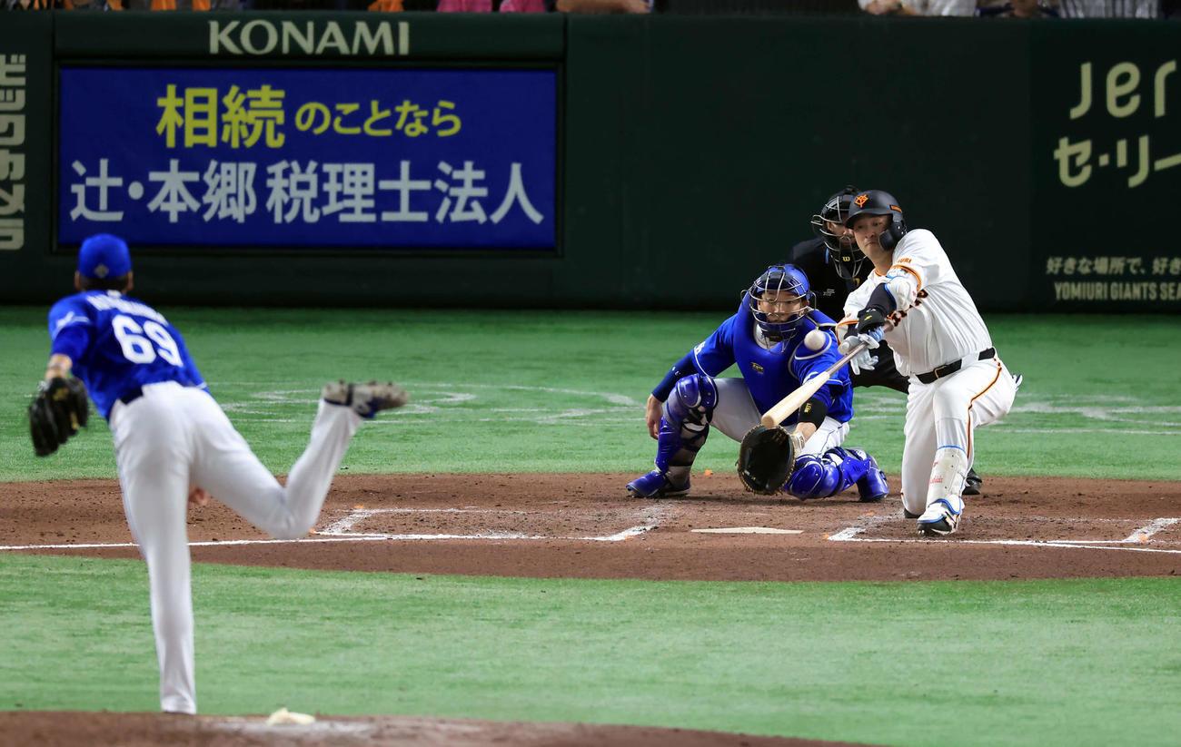 巨人対中日　6回裏巨人2死二塁、岸田は左適時打を放つ。投手松木平（撮影・浅見桂子）