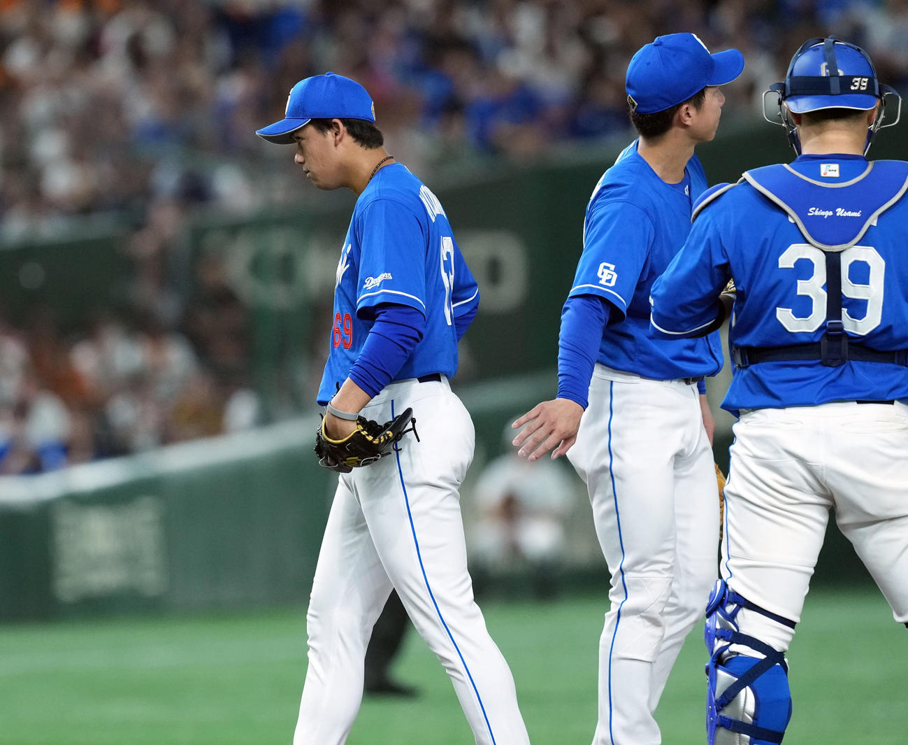 巨人対中日　6回途中でマウンドを降りる中日の先発松木平（撮影・たえ見朱実）
