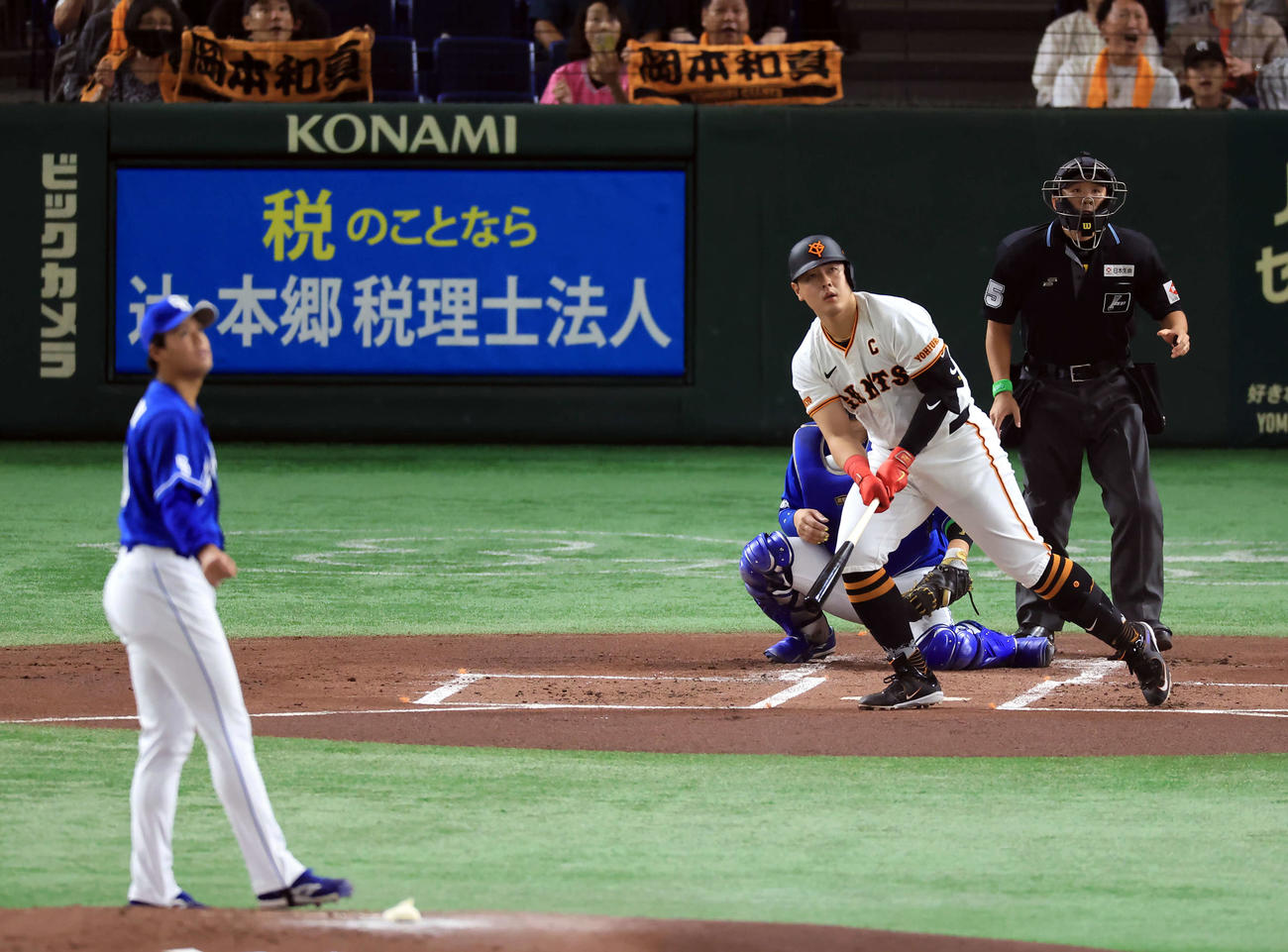 巨人対中日　1回裏巨人2死一塁、岡本和は左越え2点本塁打を放つ。投手松木平（撮影・浅見桂子）
