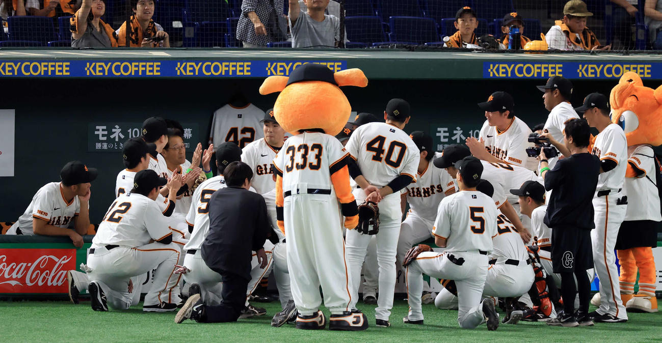 巨人対中日　試合前円陣で声出しする巨人浅野（中央左）は選手から拍手される（撮影・浅見桂子）