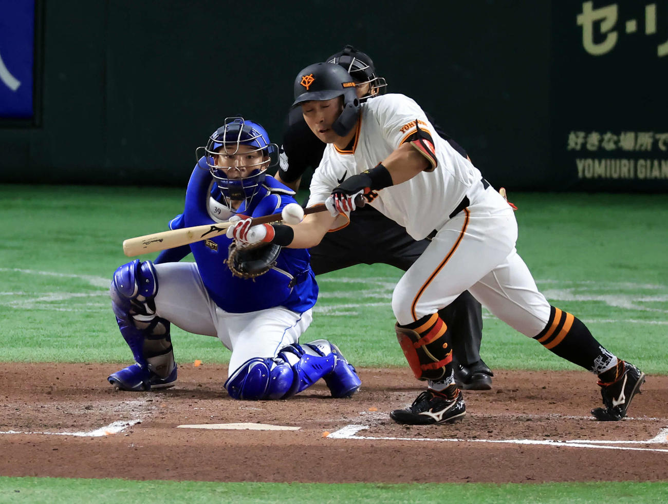 巨人対中日　6回裏巨人無死一塁、浅野は送りバントを決める（撮影・浅見桂子）