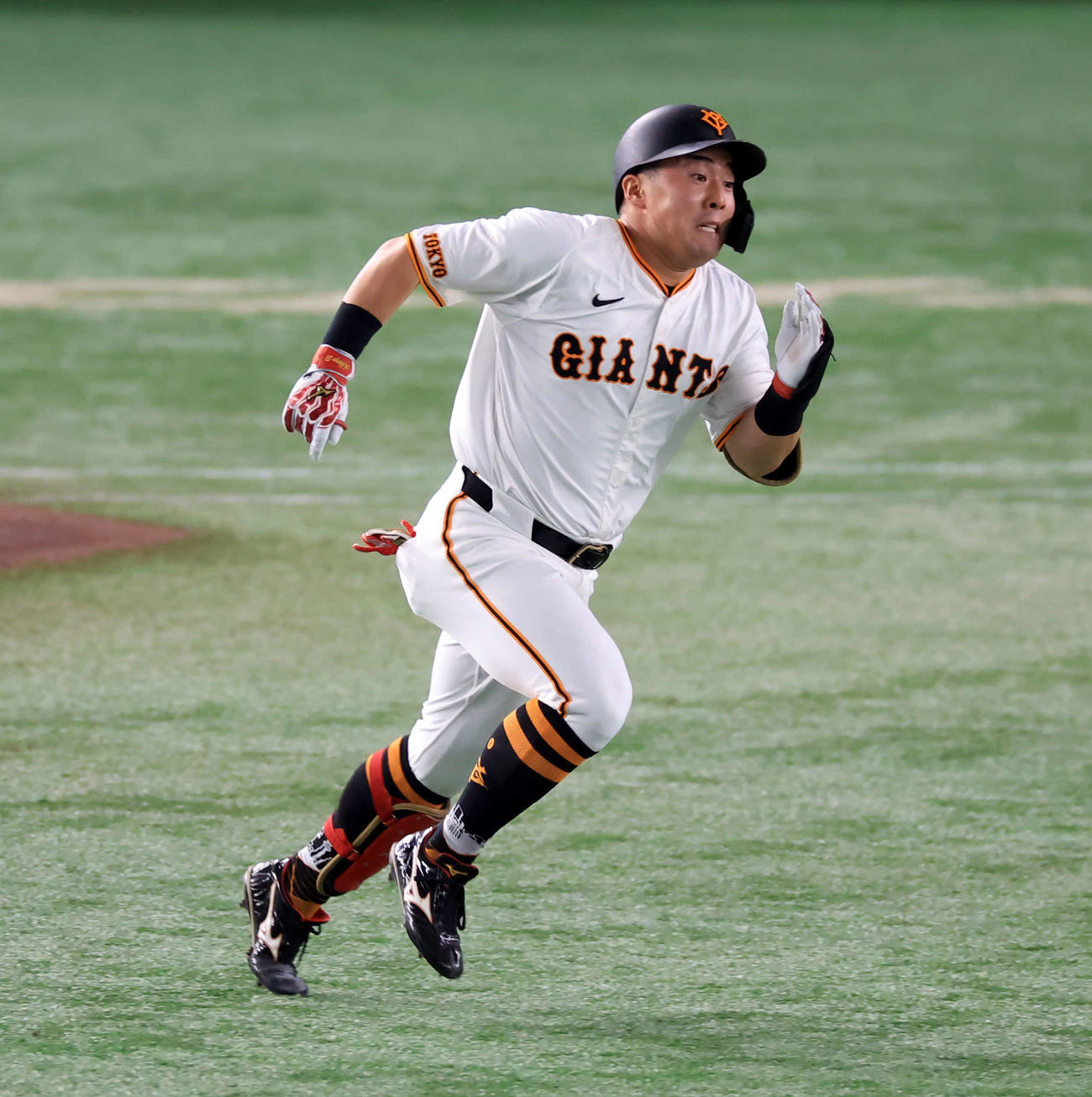 巨人対中日　7回裏巨人2死一塁、浅野は右越え二塁打を放ち激走する（撮影・浅見桂子）