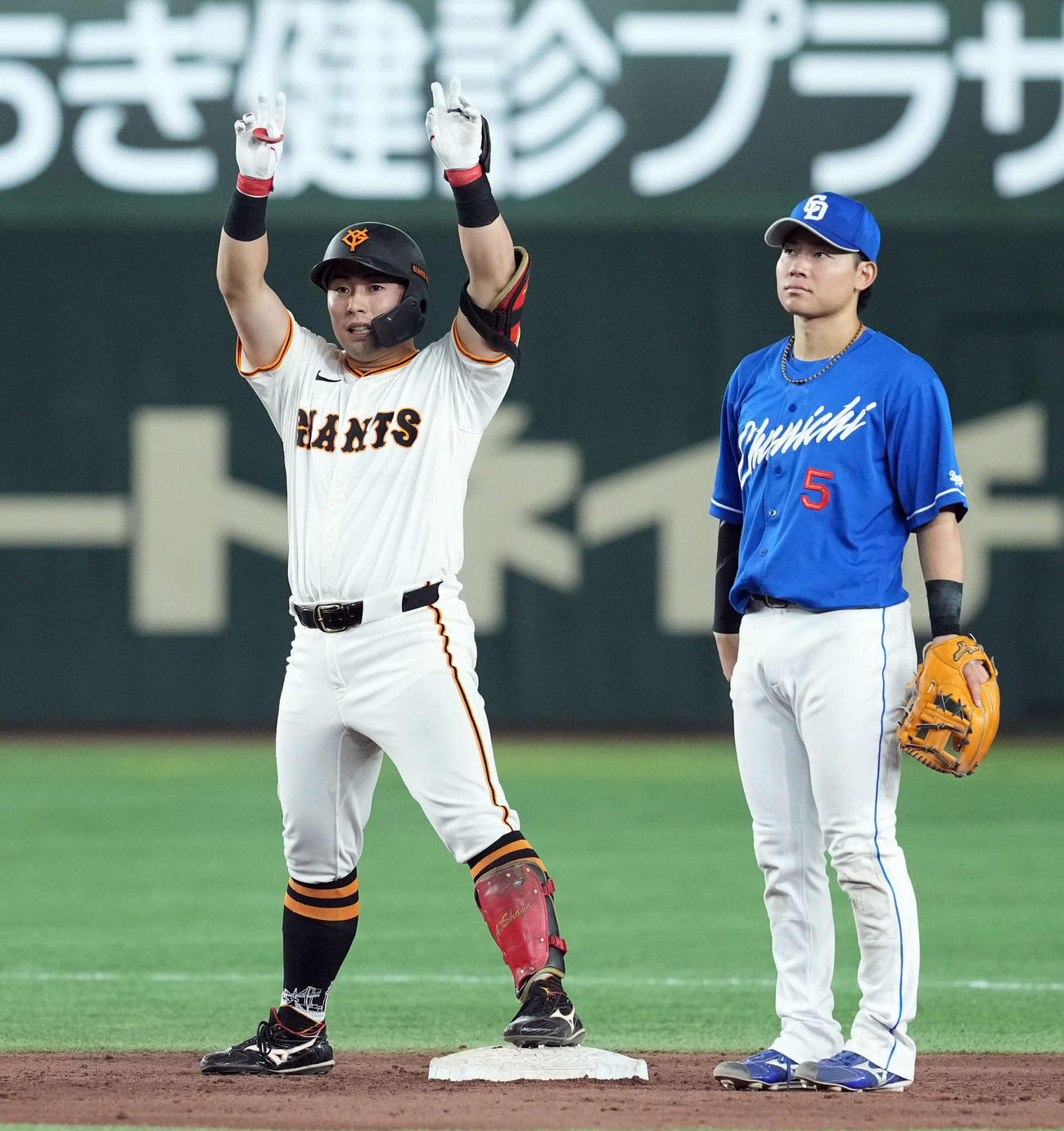 巨人対中日　7回裏巨人2死一塁、右前に二塁打を放つ浅野（撮影・たえ見朱実）