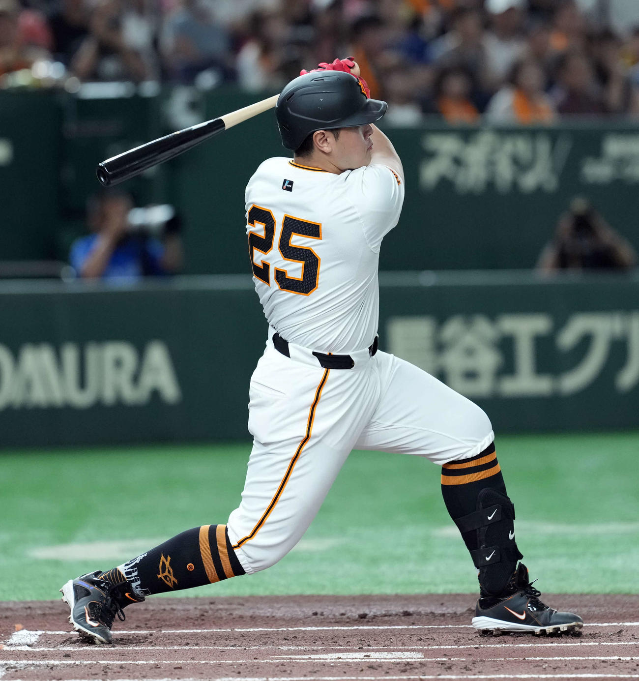 巨人対中日　1回裏巨人2死一塁、左越えに2点本塁打を放つ岡本和（撮影・たえ見朱実）
