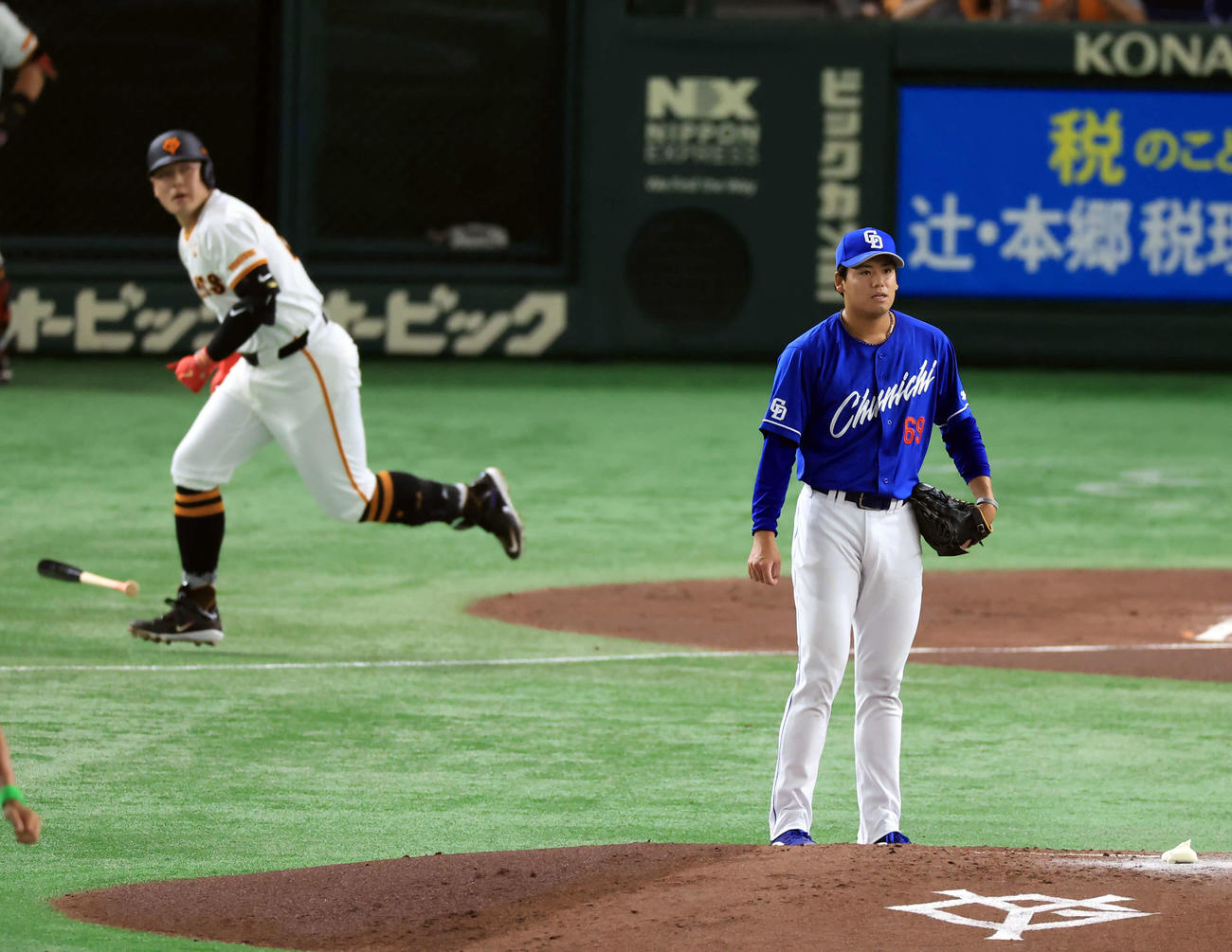 巨人対中日　1回裏巨人2死一塁、岡本和に左越え2点本塁打を許した松木平（撮影・浅見桂子）
