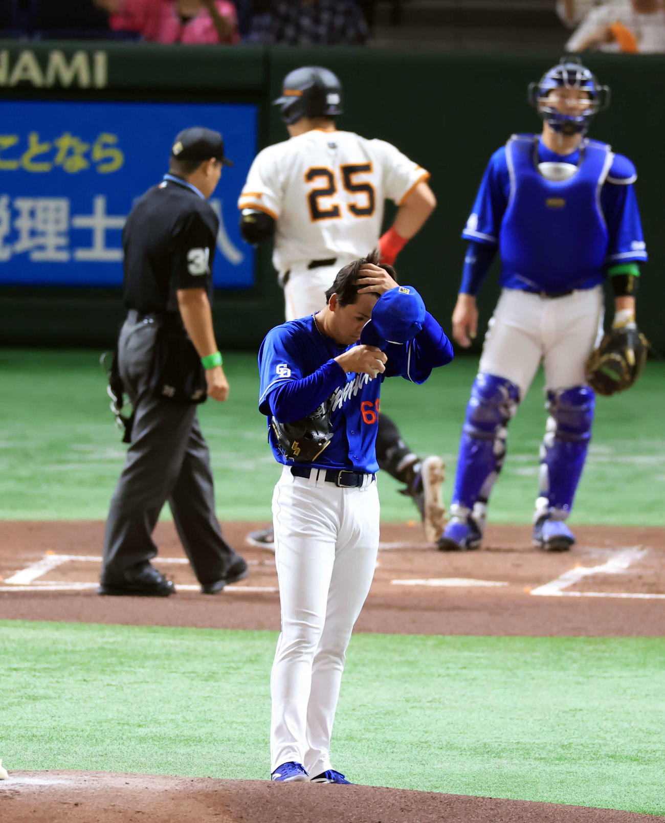 巨人対中日　1回裏巨人2死一塁、岡本和に左越え2点本塁打を許しがっくりの松木平（撮影・浅見桂子）