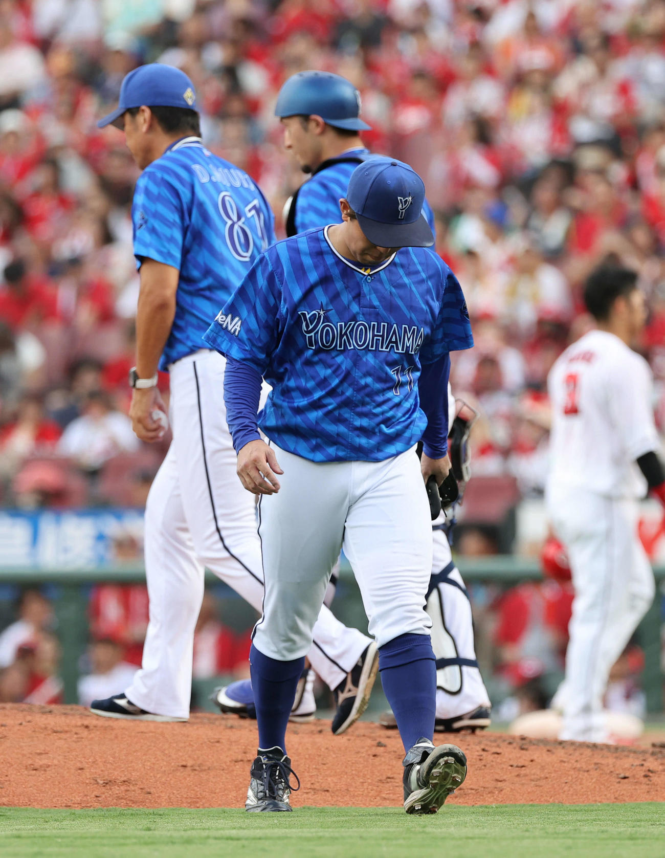 広島対DeNA 6回裏広島2死一、二塁、降板する東。左後ろは三浦監督（撮影・加藤孝規）