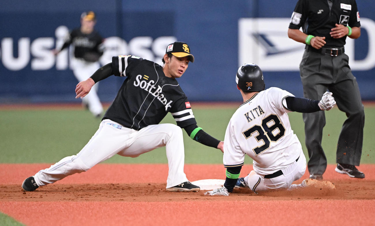 オリックス対ソフトバンク　5回裏オリックス1死一塁、来田の二盗を刺す捕手甲斐、野手今宮（撮影・和賀正仁）